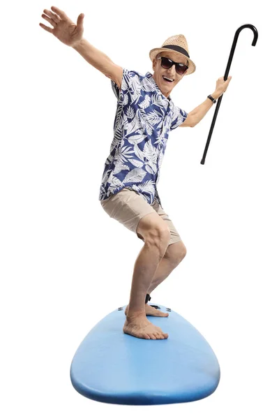 Turista alegre sosteniendo un bastón y surfeando — Foto de Stock