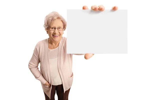 Senior dame met een lege kaart — Stockfoto