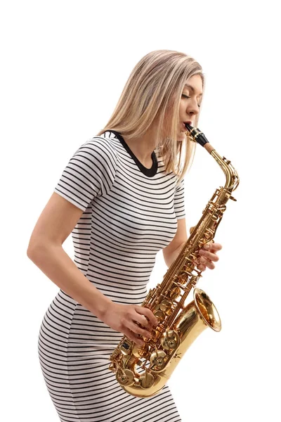 Młoda kobieta gra na saksofonie — Zdjęcie stockowe