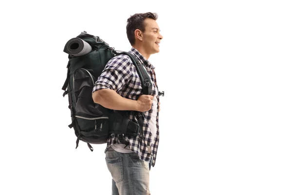 Joven excursionista con una mochila — Foto de Stock