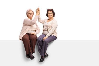 Kadınlar birbirlerine paneli Çak üzerinde oturmuş