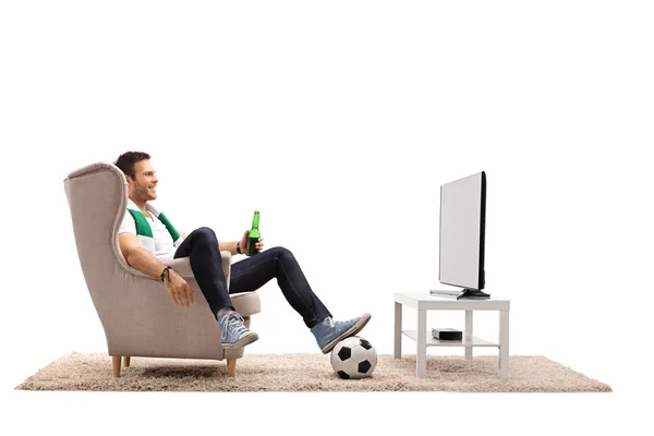 Мужчина смотрит футбол по телевизору — стоковое фото