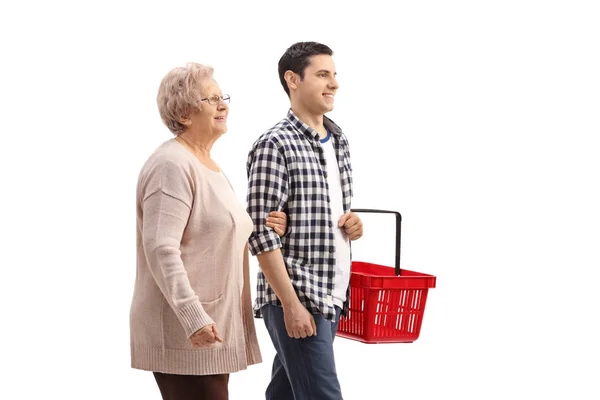 Mulher com homem segurando uma cesta de compras vazia — Fotografia de Stock