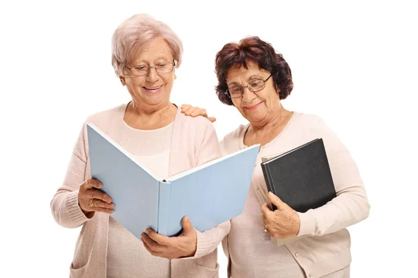 Två äldre kvinnor som läser en bok — Stockfoto
