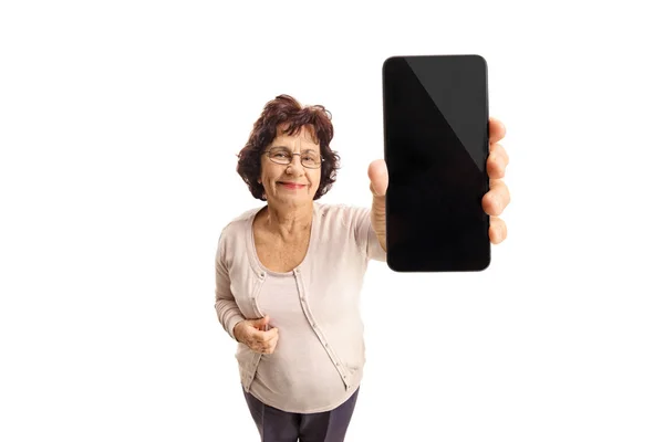Signora anziana che mostra un telefono e sorride — Foto Stock