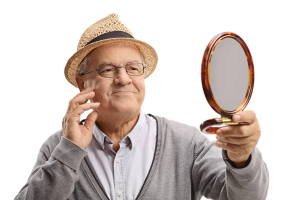 Man kijken naar zichzelf in een spiegel — Stockfoto