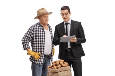 bir şey bir çiftçi için bir tablet üzerinde gösterilen işadamı