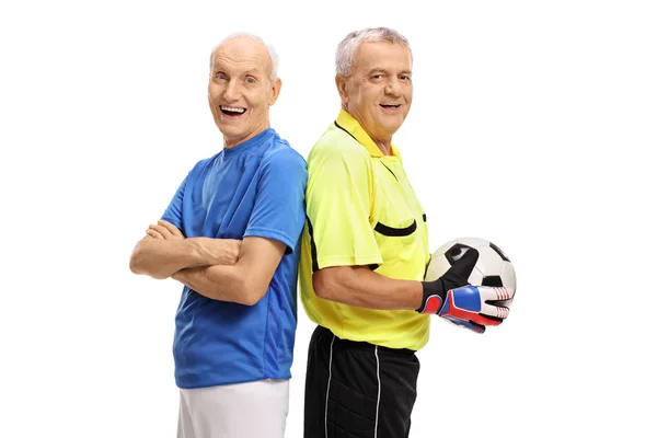 高齢者のサッカー選手とサッカーのゴールキーパー — ストック写真