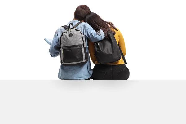 Tiener studenten in een omhelzing zitten op een paneel — Stockfoto