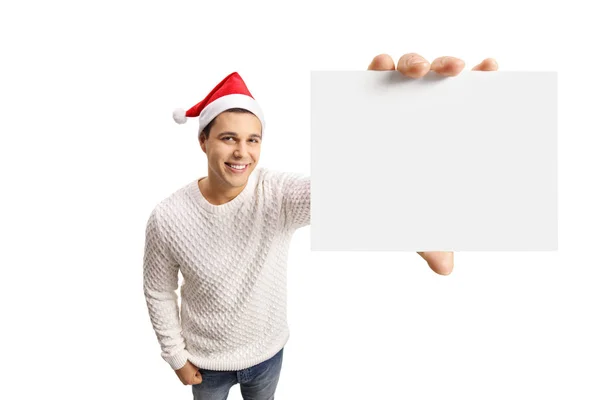 Kerl mit Weihnachtsmütze, der eine leere Karte zeigt — Stockfoto