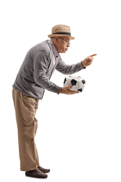 Hombre sosteniendo un fútbol desinflado y regañando a alguien —  Fotos de Stock
