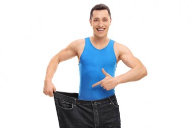 büyük boy kot pantolon giyen ve işaret eden adam