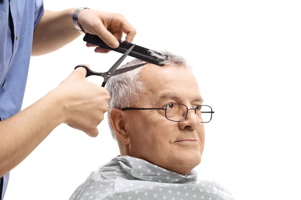 Hombre maduro teniendo un corte de pelo — Foto de Stock
