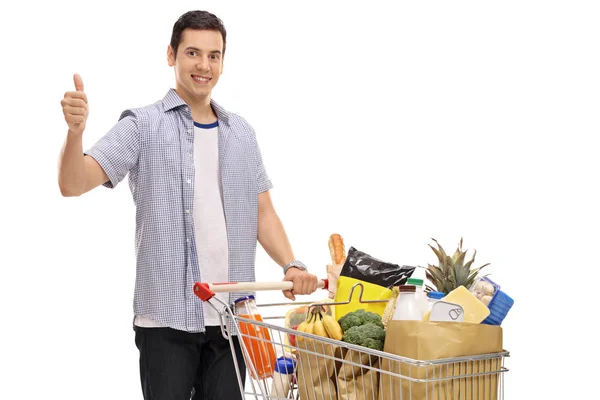 Guy avec un panier faisant un geste pouce vers le haut — Photo