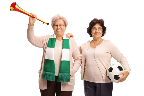 Futbolistas mayores con un balón y una trompeta — Foto de Stock