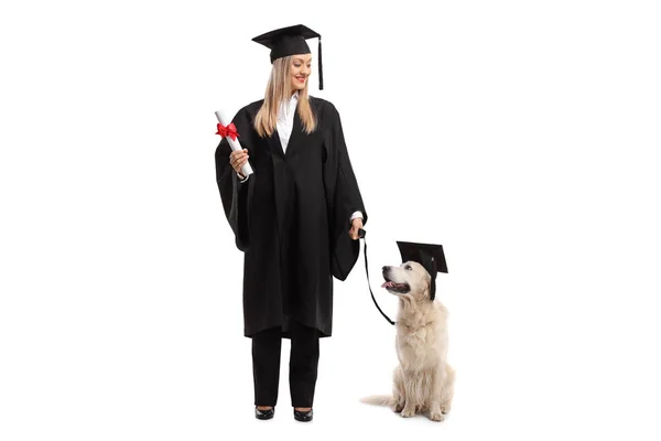 Studentin mit Diplom und Hund mit Diplomhut — Stockfoto