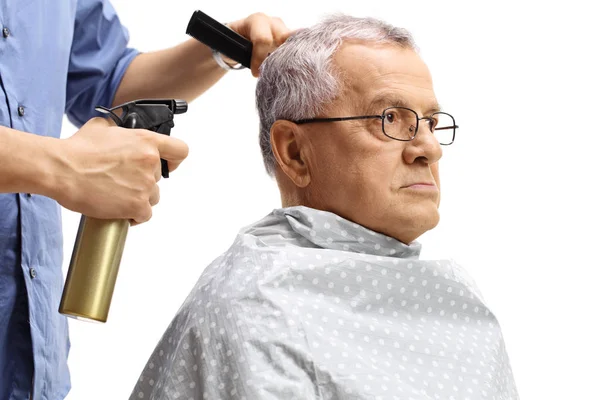 Senior con un taglio di capelli — Foto Stock