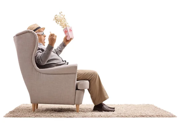 Senior con una caja de palomitas de maíz y gafas 3D en un sillón —  Fotos de Stock