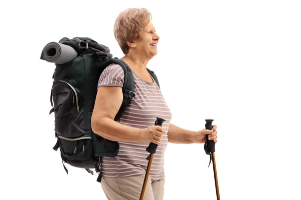 Oudere vrouwelijke wandelaar met wandelen apparatuur — Stockfoto