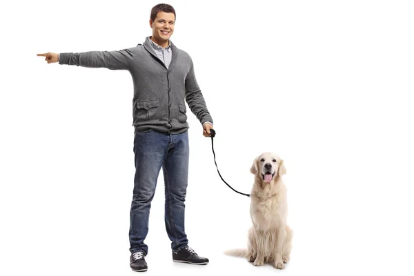 Un hombre con un labrador apuntando —  Fotos de Stock