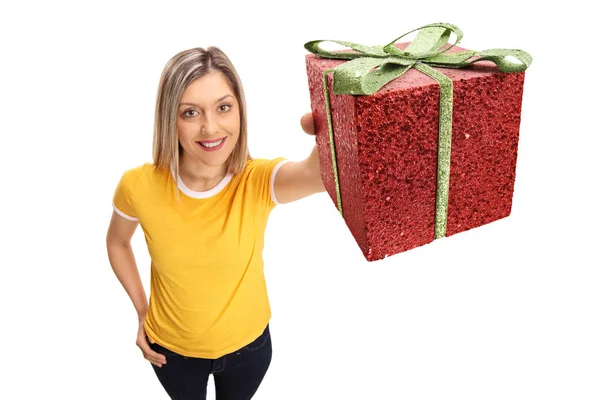 Mujer joven mostrando un regalo — Foto de Stock