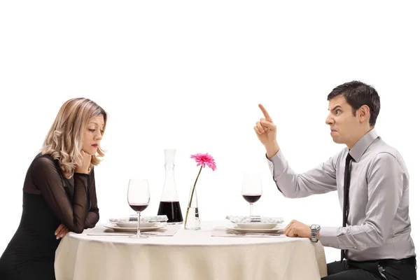 Boze man dreigt van zijn vriendin in een restaurant — Stockfoto