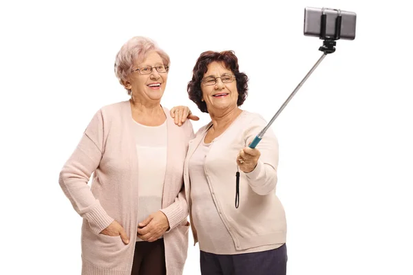 Mulheres idosas tomando uma selfie com um pau — Fotografia de Stock