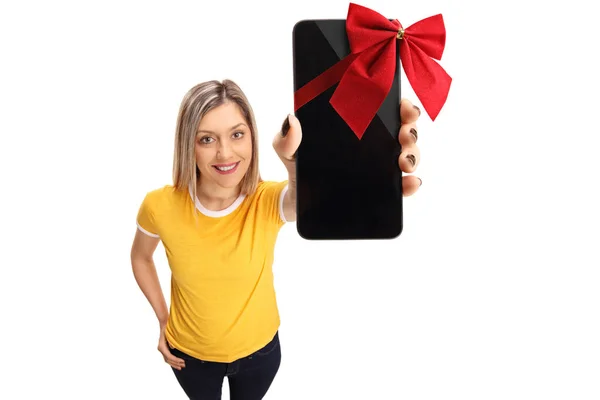 Mulher mostrando um telefone envolto com uma fita como um presente — Fotografia de Stock