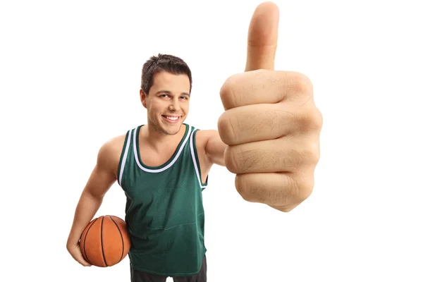 Jogador de basquete fazendo um gesto polegar para cima — Fotografia de Stock