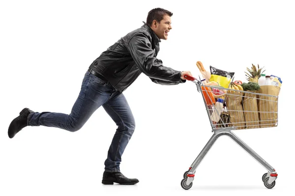 Motociclista in esecuzione e spingendo un carrello della spesa con generi alimentari — Foto Stock
