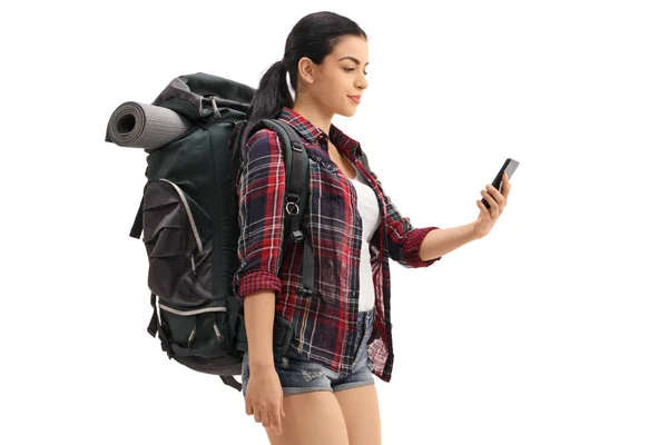 Vrouwelijke wandelaar kijken naar een telefoon — Stockfoto