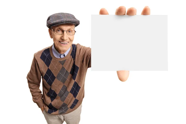 Elderly man showing a blank card — Stock Photo, Image