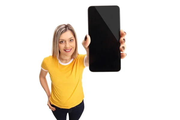 Genç kadın bir telefon gösterilen — Stok fotoğraf