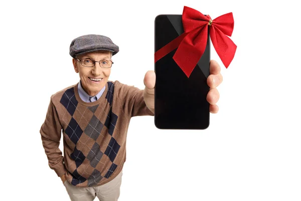 Senior zeigt Handy mit Schleife als Geschenk — Stockfoto