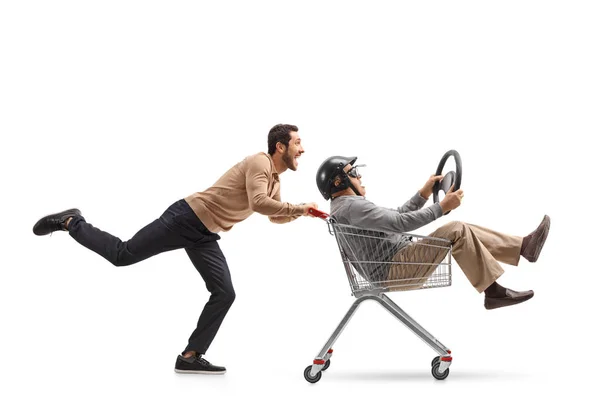 Homem empurrando um carrinho de compras com um homem — Fotografia de Stock