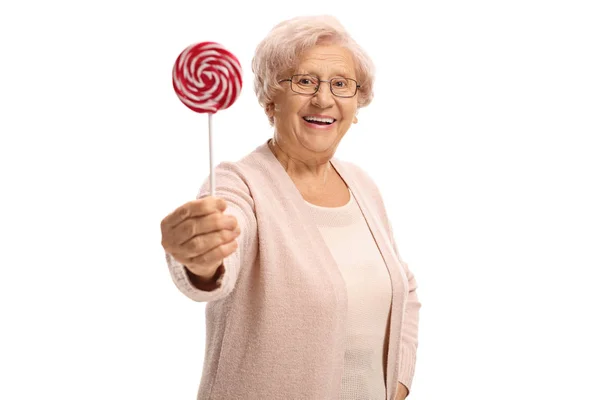 Mujer mayor dando una piruleta — Foto de Stock