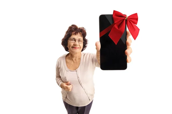 Donna che mostra un telefono con un nastro come regalo — Foto Stock