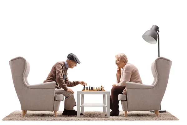 Erkek ve kadın bir olarak satranç oynamaya — Stok fotoğraf