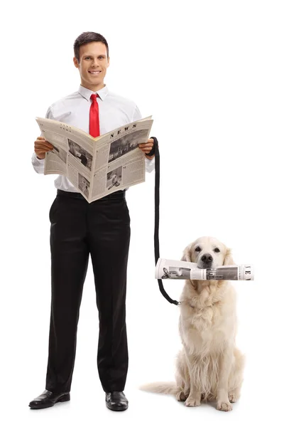 Cara e um cão labrador retriever com um jornal — Fotografia de Stock