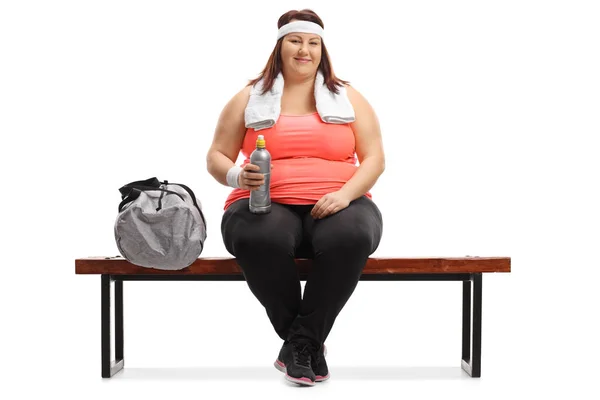 Übergewichtige Frau sitzt auf einer Bank — Stockfoto