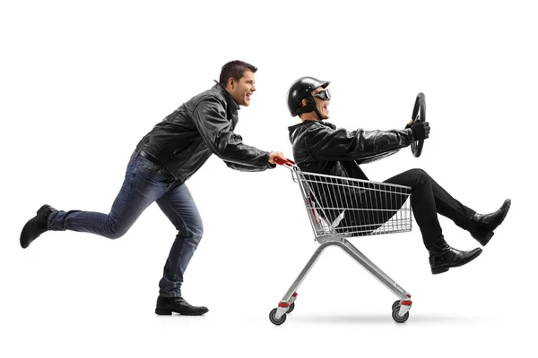 Motociclista empurrando um carrinho de compras com outro motociclista — Fotografia de Stock