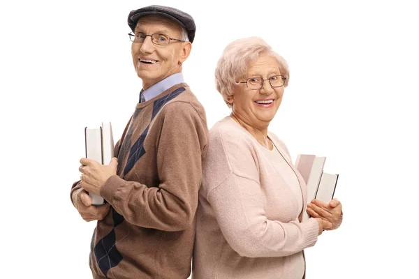 Ηλικιωμένος άνδρας και μια ηλικιωμένη γυναίκα με βιβλία — Φωτογραφία Αρχείου