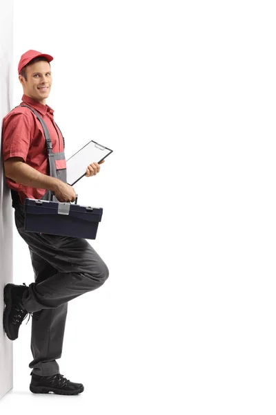 Repairman with a toolbox and a clipboard — Stock Photo, Image
