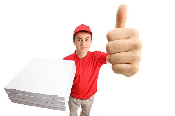 Ragazzo consegna pizza facendo un gesto pollice in su — Foto Stock