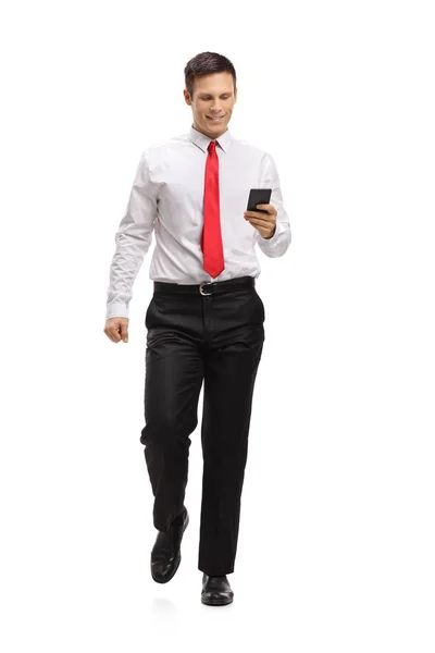 Elegant kille promenader och använder en telefon — Stockfoto