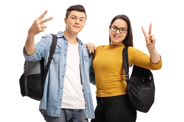 Estudiantes adolescentes haciendo gestos de paz — Foto de Stock