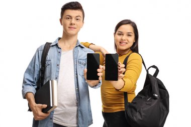 Genç öğrenciler telefonları gösterilen