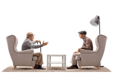yaşlı erkekler oturmuş sohbet koltuklar
