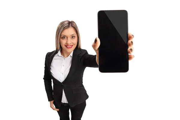 Elegantní mladá žena ukazuje telefon — Stock fotografie