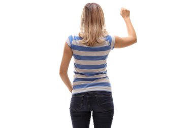 Genç kadın bir kapıya vurmaya